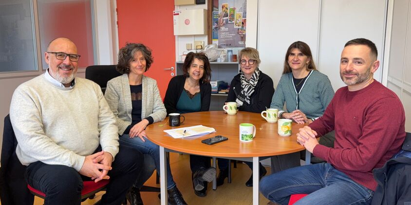De Gauche à droite, Gérald PIGEAUD, Directeur Général EN SANTE, Sonia MOREL, directirce Cap emploi, Bénédicte GIROU, conseillère maintien Cap emploi, Béatrice KOZAR, mèdecin responsable de la cellule, Sigrid CRAHAY, chargée de mission, et Cyril BERNADET, directeur médical EN SANTE.
